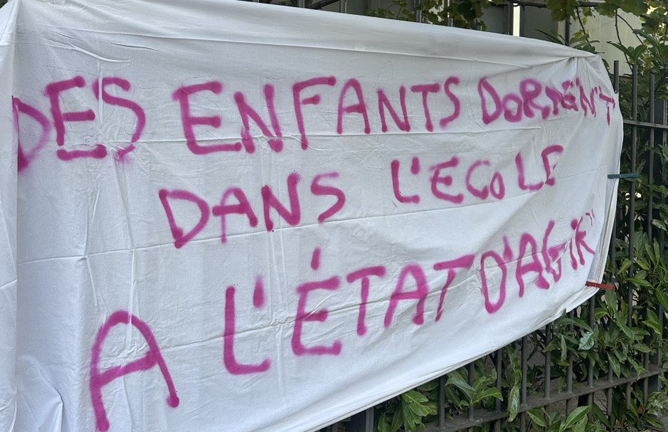 Des enfants dorment dans l'école, à l'Etat d'agir